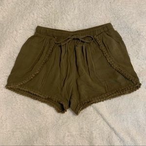 🌸 3/$15 Mossimo Supply Co. Fringed Loose Boho Olive Shorts 2.5” Size Medium